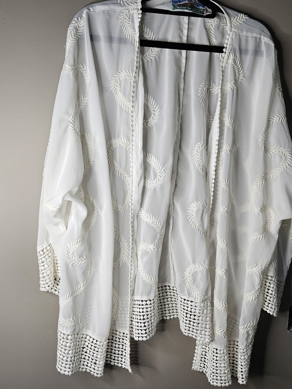 Tenda White and Black Striped Lightweight Top Ptp 23" Length 29 1/2"